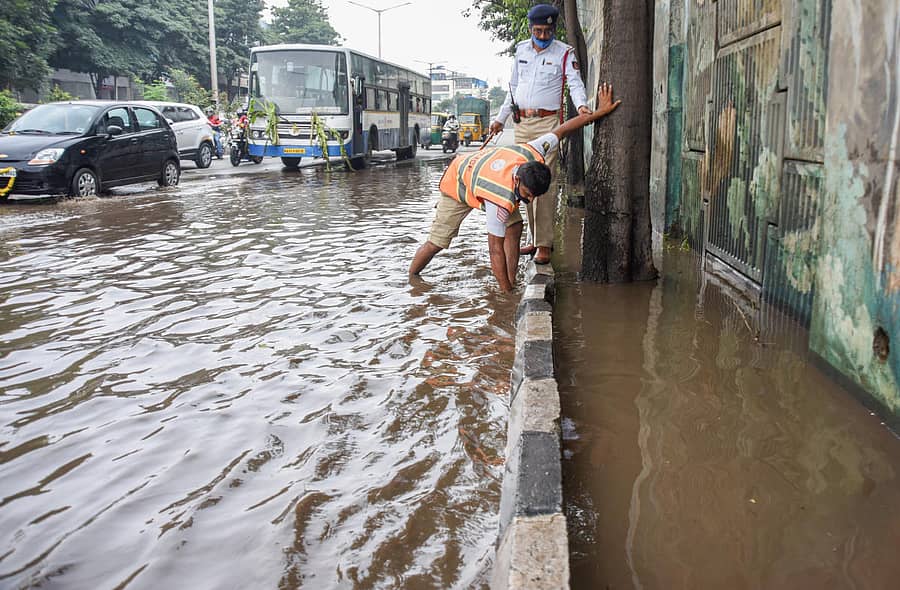 ನಾಗರಬಾವಿ ಬಳಿಯ ಹೊರವರ್ತುಲ ರಸ್ತೆಯಲ್ಲಿ ನೀರು ಹರಿದು ವಾಹನಗಳ ಸಂಚಾರಕ್ಕೆ ತೊಂದರೆ ಉಂಟಾಗಿತ್ತು. ಬ್ಯಾಟರಾಯನಪುರ ಸಂಚಾರ ಠಾಣೆಯ ಸಹಾಯಕ ಸಬ್ ಇನ್ಸ್ಪೆಕ್ಟರ್ (ಎಎಸ್ಐ) ನಾಗಯ್ಯ ಮತ್ತು ಹೆಡ್ ಕಾನ್ಸ್ಟೆಬಲ್ ಮಹೇಶ್ ಅವರು ನೀರು ತೆರವುಗೊಳಿಸಿ, ವಾಹನಗಳ ಸಂಚಾರಕ್ಕೆ ಅನುಕೂಲ ಮಾಡಿಕೊಟ್ಟರು – ಪ್ರಜಾವಾಣಿ ಚಿತ್ರ/ ಎಂ.ಎಸ್.ಮಂಜುನಾಥ್