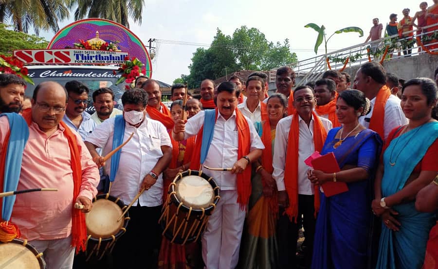 ತೀರ್ಥಹಳ್ಳಿಯಲ್ಲಿ ಶುಕ್ರವಾರ ನಡೆದ ದಸರಾ ಮೆರವಣಿಗೆಗೆ ಚಂಡೆ ಬಾರಿಸುವ ಮೂಲಕ ಗೃಹ ಸಚಿವ ಆರಗ ಜ್ಞಾನೇಂದ್ರ ಚಾಲನೆ ನೀಡಿದರು