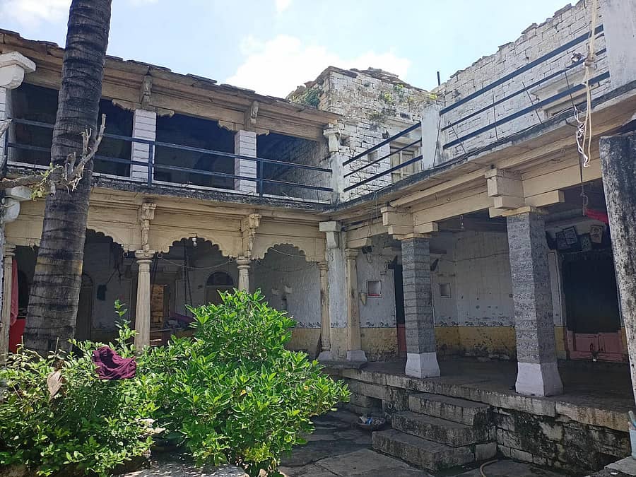 ಚಿಂಚೋಳಿ ತಾಲ್ಲೂಕು ಭೂಕಂಪನ ಪೀಡಿತ ಗಡಿಕೇಶ್ವಾರ ಗ್ರಾಮದಲ್ಲಿ ಸುಣ್ಣದ ಕಲ್ಲು ಹಾಗೂ ಮಣ್ಣಿನ ಮನೆಗಳು