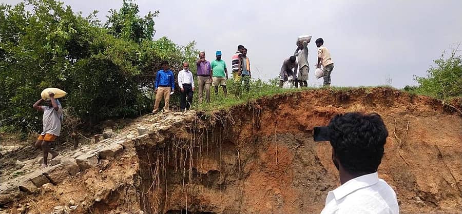 ಶಿಡ್ಲಘಟ್ಟ ತಾಲ್ಲೂಕಿನ ಚೊಕ್ಕನಹಳ್ಳಿಯಲ್ಲಿ ಕೆರೆಯಲ್ಲಿ ನೀರು ಸಂರಕ್ಷಣೆ ಮಾಡುವ ಕಾರ್ಯವನ್ನು ಜಿಲ್ಲಾ ಪಂಚಾಯಿತಿ ಎಂಜಿನಿಯರಿಂಗ್ ವಿಭಾಗದ ಅಧಿಕಾರಿಗಳು ಕೈಗೆತ್ತಿಕೊಂಡಿರುವುದು