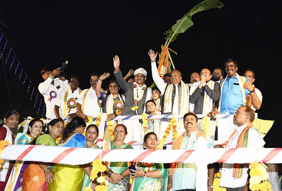 ಶಿವಮೊಗ್ಗದ ಫ್ರೀಡಂ ಪಾರ್ಕ್ನಲ್ಲಿ ಆಯೋಜಿಸಿದ್ದ ಬನ್ನಿ ಕಾರ್ಯಕ್ರಮದಲ್ಲಿ ಜಿಲ್ಲಾ ಉಸ್ತುವಾರಿ ಸಚಿವ ಕೆ.ಎಸ್. ಈಶ್ವರಪ್ಪ ಭಾಗವಹಿಸಿದ್ದರು (ಎಡಚಿತ್ರ). ದಸರಾ ಮೆರವಣಿಗೆಗೆ ಜಿಲ್ಲಾಧಿಕಾರಿ ಕೆ.ಬಿ. ಶಿವಕುಮಾರ್, ಮಹಾನಗರ ಪಾಲಿಕೆ ಮೇಯರ್ ಸುನಿತಾ ಅಣ್ಣಪ್ಪ ನಂದಿ ಧ್ವಜಕ್ಕೆ ಪೂಜೆ ಸಲ್ಲಿಸಿ ಚಾಲನೆ ನೀಡಿದರು