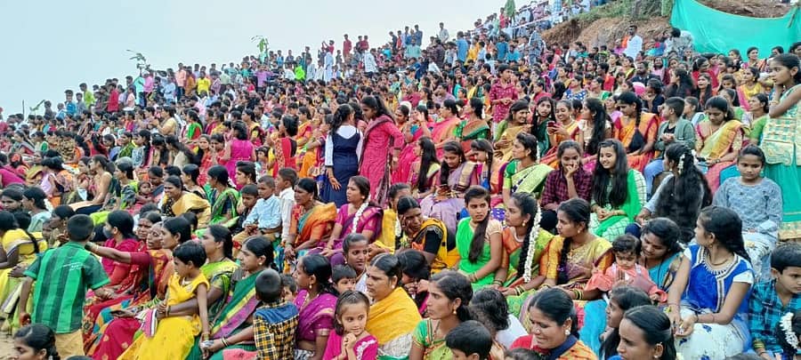 ಶಿಕಾರಿಪುರ ತಾಲ್ಲೂಕಿನ ಬೇಗೂರು ಗ್ರಾಮದ ಮರಡಿ ತಾಂಡಾದಲ್ಲಿ ಶುಕ್ರವಾರ ದಸರಾ ಪ್ರಯುಕ್ತ ನಡೆದ ಬನ್ನಿ ಮುಡಿಯುವ ಕಾರ್ಯಕ್ರಮದಲ್ಲಿ ಪಾಲ್ಗೊಂಡ ಜನರು