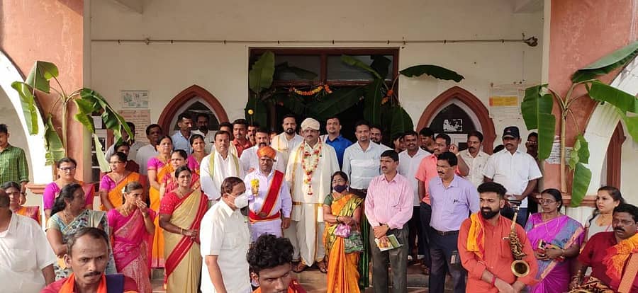 ಹೊಸನಗರ ತಾಲ್ಲೂಕು ಕಚೇರಿಯಲ್ಲಿ ಚಾಮುಂಡೇಶ್ವರಿ ದೇವಿಗೆ ಪೂಜೆ ಸಲ್ಲಿಸಿ ದಸರಾ ಮೆರವಣಿಗೆಗೆ ಚಾಲನೆ ನೀಡಲಾಯಿತು