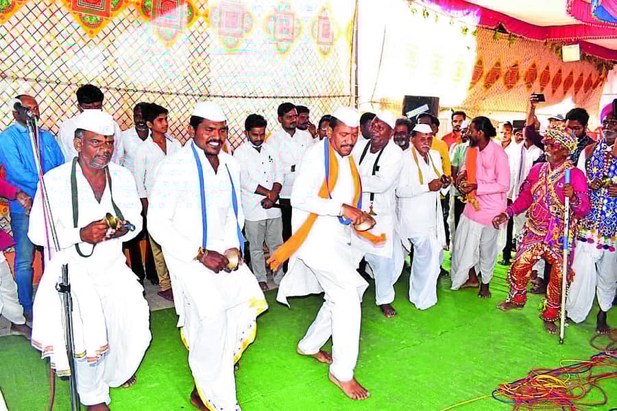 ಗಾಂಧಿನಗರ ತಾಂಡಾದಲ್ಲಿ ಹಮ್ಮಿಕೊಂಡಿದ್ದ ಹರಿನಾಮ ಸಪ್ತಾಹದಲ್ಲಿ ಭಜನೆ ಹಾಡಿಗೆ ಸಚಿವ ಪ್ರಭು ಚವಾಣ್ ಕಲಾವಿದರೊಂದಿಗೆ ಹೆಜ್ಜೆ ಹಾಕಿ ಸಂಭ್ರಮಿಸಿದರು. ನಾರಾಯಣ ಮುಳೆ, ಸತೀಷ ದೇಶಮುಖ, ತುಕಾರಾಮ ಪಾಟೀಲ ಇದ್ದರು