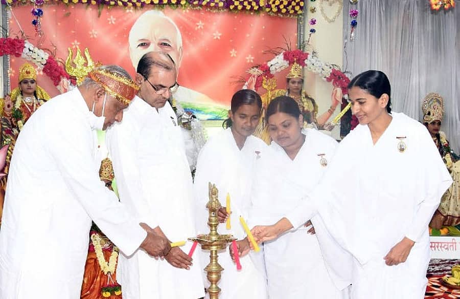 ಬೀದರ್ನ ಪ್ರಜಾಪಿತಾ ಬ್ರಹ್ಮಕುಮಾರಿ ಈಶ್ವರೀಯ ವಿಶ್ವವಿದ್ಯಾಲಯದಲ್ಲಿ ಆಯೋಜಿಸಿದ್ದ ನವದೇವಿಯರ ದರುಶನ ಹಾಗೂ ಅವರ ದಿವ್ಯ ಶಕ್ತಿಯ ಪರಿಚಯ ಕಾರ್ಯಕ್ರಮದಲ್ಲಿ ಆರೋಗ್ಯ ಇಲಾಖೆಯ ನಿವೃತ್ತ ಸಹಾಯಕ ನಿರ್ದೇಶಕ ಗಂಡಪ್ಪ ಚಿಲ್ಲರ್ಗಿ, ಬ್ರಹ್ಮಕುಮಾರಿ ಪಾವನಧಾಮದ ಪ್ರವರ್ತಕ ಬಿ.ಕೆ ಪ್ರಭಾಕರ್ ಕೋರವಾರ, ಬಿ.ಕೆ ಮಂಗಲಾ, ಬಿ.ಕೆ ವಿಜಯಲಕ್ಷ್ಮಿ, ಬಿ.ಕೆ ವಾಣಿ ಬಹೆನ್ ಸಾಮೂಹಿಕವಾಗಿ ದೀಪ ಬೆಳಗಿಸಿದರು