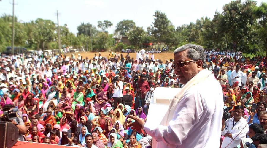 ಹಾನಗಲ್ ತಾಲ್ಲೂಕು ಮಲಗುಂದ ಗ್ರಾಮದಲ್ಲಿ ಕಾಂಗ್ರೆಸ್‌ ಅಭ್ಯರ್ಥಿ ಶ್ರೀನಿವಾಸ ಮಾನೆ ಪರ ಶನಿವಾರ ಏರ್ಪಡಿಸಿದ್ದ ಪ್ರಚಾರ ಸಭೆಯಲ್ಲಿ ವಿರೋಧ ಪಕ್ಷದ ನಾಯಕ ಸಿದ್ದರಾಮಯ್ಯ ಮಾತನಾಡಿದರು 