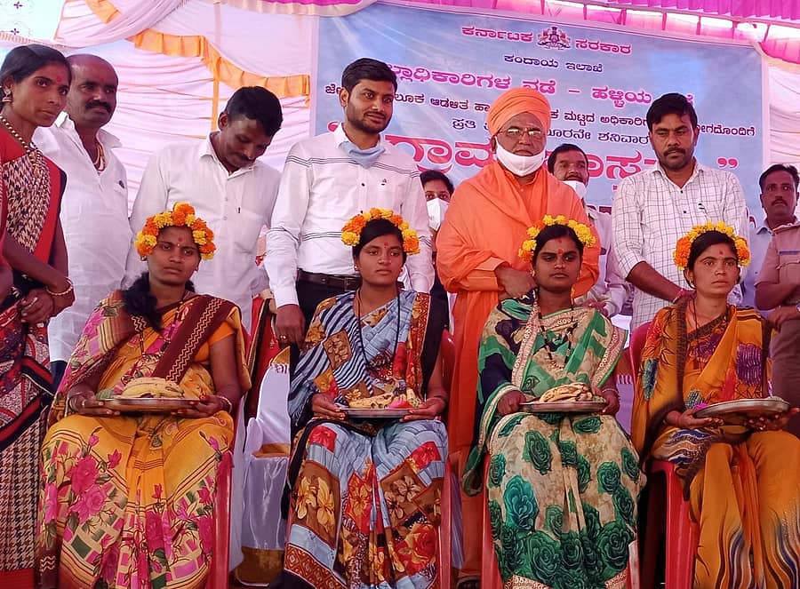 ಜೇವರ್ಗಿ ತಾಲ್ಲೂಕಿನ ಸೊನ್ನ ಗ್ರಾಮದ ಸರ್ಕಾರಿ ಹಿರಿಯ ಪ್ರಾಥಮಿಕ ಶಾಲೆಯ ಆವರಣದಲ್ಲಿ ಶನಿವಾರ ಆಯೋಜಿಸಿದ್ದ ಜಿಲ್ಲಾಧಿಕಾರಿಗಳ ನಡೆ ಹಳ್ಳಿ ಕಡೆಗೆ ಕಾರ್ಯಕ್ರಮದಲ್ಲಿ ಗರ್ಭಿಣಿಯರಿಗೆ ಸೀಮಂತ, ಮಕ್ಕಳಿಗೆ ಅನ್ನ ಅನ್ನ ಪ್ರಾಶನ ಕಾರ್ಯಕ್ರಮ ನಡೆಸಲಾಯಿತು. ಸೊನ್ನದ ಡಾ.ಶಿವಾನಂದ ಸ್ವಾಮೀಜಿ, ತಹಶೀಲ್ದಾರ್ ವಿನಯಕುಮಾರ ಪಾಟೀಲ, ಶಿಶು ಅಭಿವೃದ್ಧಿ ಯೋಜನಾಧಿಕಾರಿ ಸಂಗಣ್ಣಗೌಡ ಪಾಟೀಲ, ಮಾಜ ಕಲ್ಯಾಣ ಇಲಾಖೆ ಅಧಿಕಾರಿ ಅಶೋಕ ನಾಯಕ ಇದ್ದರು