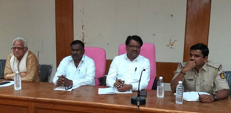 ಚಿತ್ತಾಪುರ ತಾಲ್ಲೂಕು ಪಂಚಾಯಿತಿ ಸಭಾಂಗಣದಲ್ಲಿ ತಹಶೀಲ್ದಾರ್ ಉಮಾಕಾಂತ ಹಳ್ಳೆ ಅವರು ನಾಗಾವಿ ಯಲ್ಲಮ್ಮ ದೇವಿ ಜಾತ್ರೆ, ಪಲ್ಲಕ್ಕಿ ಉತ್ಸವ ಆಚರಣೆ ಕುರಿತು ಶನಿವಾರ ಪಟ್ಟಣದ ಮುಖಂಡರ ಪೂರ್ವಸಿದ್ಧತಾ ಸಭೆ ನಡೆಸಿದರು. ಮುಖಂಡ ರತ್ನಾಕರ್ ನಾಯಕ, ಪುರಸಭೆ ಅಧ್ಯಕ್ಷ ಚಂದ್ರಶೇಖರ ಕಾಶಿ, ಪಿಎಸ್ಐ ಮಂಜುನಾಥರೆಡ್ಡಿ ಇದ್ದರು.