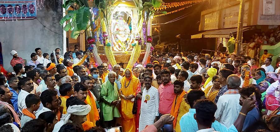 ಶಿಗ್ಗಾವಿ ತಾಲ್ಲೂಕಿನ ಬಂಕಾಪುರ ಪಟ್ಟಣದಲ್ಲಿ ಶುಕ್ರವಾರ ರೇಣುಕಾ ಯಲ್ಲಮ್ಮ ದೇವಿ ರಥೋತ್ಸವಕ್ಕೆ ರೇವಣಸಿದ್ಧೇಶ್ವರ ಸ್ವಾಮೀಜಿ ಚಾಲನೆ ನೀಡಿದರು