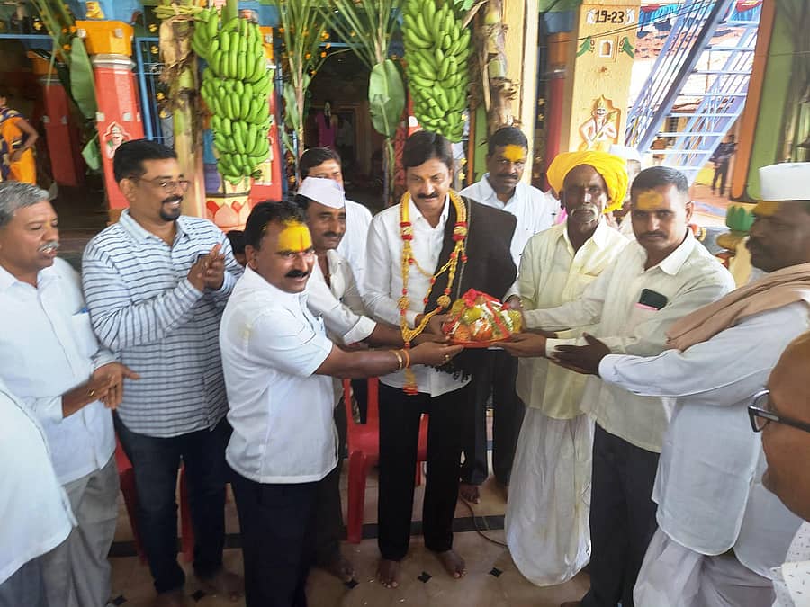 ಗೋಕಾಕದ ಕುರಬರ ದಡ್ಡಿಯಲ್ಲಿ ನಡೆದ ವಿಠ್ಠಲ ದೇವರ ಹಾಗೂ ಮುರಸಿದ್ದೇಶ್ವರ ದೇವಸ್ಥಾನದ ಜಾತ್ರಾ ಮಹೋತ್ಸವದಲ್ಲಿ ಶಾಸಕ ರಮೇಶ ಜಾರಕಿಹೊಳಿ ಅವರನ್ನು ಮುಖಂಡರು ಶನಿವಾರ ಸತ್ಕರಿಸಿದರು