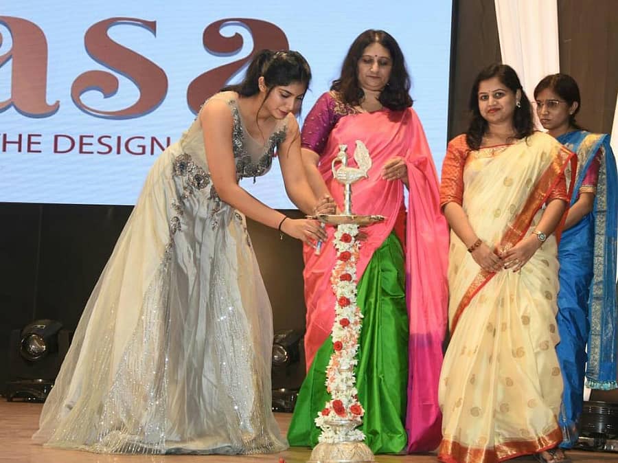 ಬೆಳಗಾವಿಯ ಕೆಎಲ್ಇ ಫ್ಯಾಷನ್ ಟೆಕ್ನಾಲಜಿ ಕಾಲೇಜಿನಿಂದ ಶನಿವಾರ ಆಯೋಜಿಸಿದ್ದ ಪ್ರದರ್ಶನವನ್ನು ರೂಪದರ್ಶಿ ಸ್ನೆಹಲ್ ಬಿರ್ಜೆ ಉದ್ಘಾಟಿಸಿದರು. ಅರುಣಾ ಮತ್ತಿಕೊಪ್ಪ, ಶ್ರೀದೇವಿ ಕಾಳೆ ಹಾಗೂ ಪ್ರಾಂಶುಪಾಲೆ ವೇದಶ್ರೀ ಕೆ. ಇದ್ದಾರೆ