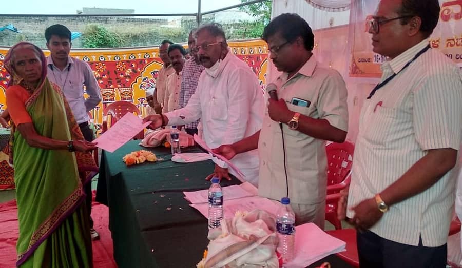 ಆಳಂದ ತಾಲ್ಲೂಕಿನ ಶಿರೂರು(ಜಿ) ಗ್ರಾಮದಲ್ಲಿ ಶಾಸಕ ಸುಭಾಷ ಗುತ್ತೇದಾರ ಗ್ರಾಮಸ್ಥರಿಂದ ಅಹವಾಲು ಸ್ವೀಕರಿಸಿದರು.ತಹಶೀಲ್ದಾರ್ ಯಲ್ಲಪ್ಪ ಸುಬೇದಾರ ಇದ್ದರು