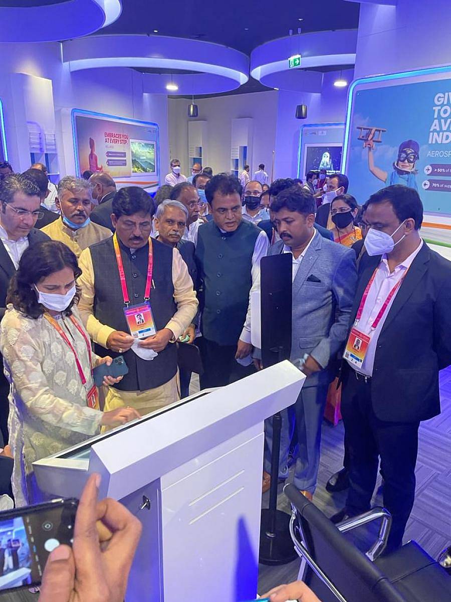 ದುಬೈನಲ್ಲಿ ಶನಿವಾರ ಆರಂಭವಾದ ‘ದುಬ್ಐ ವರ್ಲ್ಡ್ ಎಕ್ಸ್ಪೋ–2020’ರಲ್ಲಿ ಪಾಲ್ಗೊಂಡಿರುವ ಕೈಮಗ್ಗ ಅಭಿವೃದ್ಧಿ ನಿಗಮದ ವ್ಯವಸ್ಥಾಪಕ ನಿರ್ದೇಶಕಿ ಡಿ. ರೂಪಾ ಮೌದ್ಗಿಲ್, ಬೃಹತ್ ಮತ್ತು ಮಧ್ಯಮ ಕೈಗಾರಿಕಾ ಸಚಿವ ಮುರುಗೇಶ್ ಆರ್. ನಿರಾಣಿ, ಉದ್ಯಮಿ ಕ್ರಿಸ್ ಗೋಪಾಲಕೃಷ್ಣನ್, ಐ.ಟಿ ಮತ್ತು ಬಿ.ಟಿ ಸಚಿವ ಡಾ.ಸಿ.ಎನ್. ಅಶ್ವತ್ಥನಾರಾಯಣ, ಕೈಮಗ್ಗ ಅಭಿವೃದ್ಧಿ ನಿಗಮದ ಅಧ್ಯಕ್ಷ ರಾಘವೇಂದ್ರ ಶೆಟ್ಟಿ, ಕೆಐಎಡಿಬಿ ಸಿಇಒ ಎನ್. ಶಿವಶಂಕರ್ ನೇತೃತ್ವದ ನಿಯೋಗ ಮಳಿಗೆಯೊಂದರ ಬಳಿ ಮಾಹಿತಿ ಪಡೆಯುತ್ತಿರುವುದು