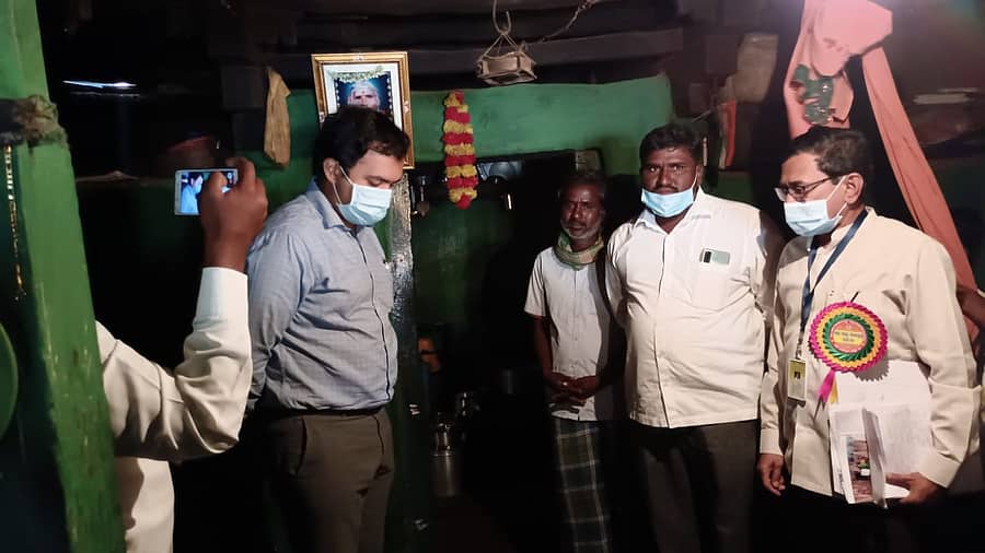 ಅಂಬೇಡ್ಕರ್ ನಗರದಲ್ಲಿ ಮಳೆಗೆ ಕುಸಿದು ಬಿದ್ದ ರಾಮಣ್ಣನವರ ಮನೆಗೆ ಡಿಸಿ ಅನಿರುದ್ಧ್ ಪಿ. ಶ್ರವಣ್ ಭೇಟಿ ನೀಡಿದರು.