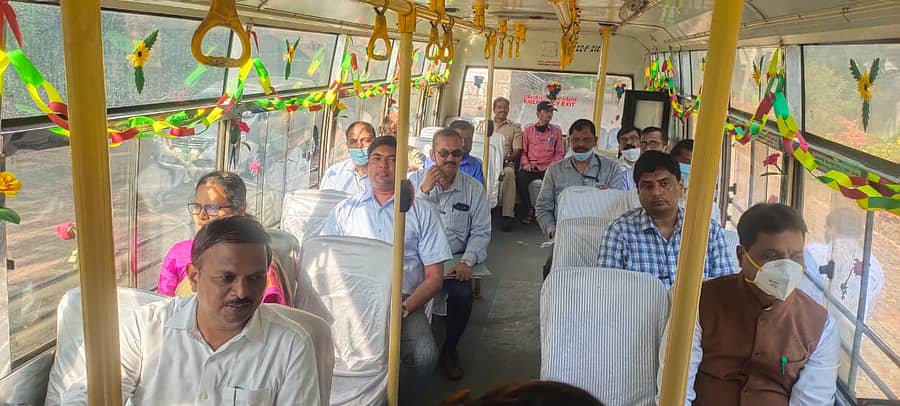 ಬೆಳಗಾವಿ ಜಿಲ್ಲಾಧಿಕಾರಿ ಎಂ.ಜಿ. ಹಿರೇಮಠ (ಬಲ ತುದಿ) ಜಿಲ್ಲಾ ಮಟ್ಟದ ಅಧಿಕಾರಿಗಳೊಂದಿಗೆ ವೀರಾಪುರ ಗ್ರಾಮಕ್ಕೆ ಬಸ್ನಲ್ಲಿ ತೆರಳಿದರು