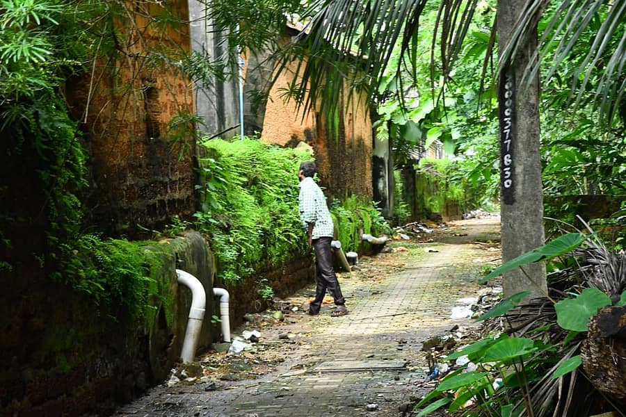 ಕಾರವಾರದ ಗ್ರೀನ್ಸ್ಟ್ರೀಟ್ನ ಕಾಲುದಾರಿಯಲ್ಲಿ ಸಾರ್ವಜನಿಕರು ಮೂತ್ರ ವಿಸರ್ಜನೆ ಮಾಡುತ್ತಿರುವುದು (ಸಂಗ್ರಹ ಚಿತ್ರ)