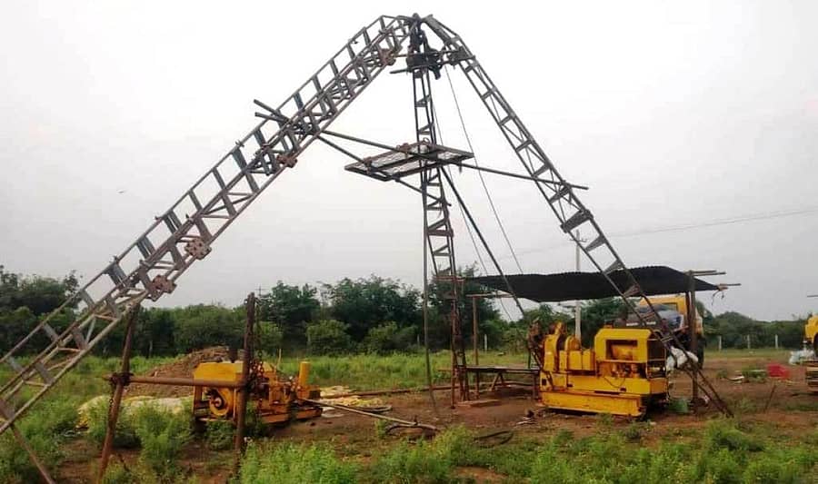 ತಾವರಗೇರಾ ಸಮೀಪದ ನಾರಿನಾಳ ಗ್ರಾಮದಲ್ಲಿ ಜಿಯೋಲಾಜಿಕಲ್ ಸರ್ವೇ ಆಫ್ ಇಂಡಿಯಾ ಸಂಶೋಧನಾ ಸಂಸ್ಥೆಯವರು ಬಂಗಾರದ ಅದಿರು ಪತ್ತೆ ಶೋಧನೆ ಮಾಡುತ್ತಿರುವುದು.