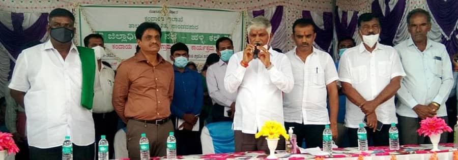 ಪಾಂಡವಪುರ ತಾಲ್ಲೂಕಿನ ಹುಲ್ಕೆರೆ ಗ್ರಾಮದಲ್ಲಿ ಶನಿವಾರ ನಡೆದ ‘ಜಿಲ್ಲಾಧಿಕಾರಿಗಳ ನಡೆ ಹಳ್ಳಿಯ ಕಡೆ’ ಕಾರ್ಯಕ್ರಮದಲ್ಲಿ ಶಾಸಕ ಸಿ.ಎಸ್.ಪುಟ್ಟರಾಜು ಮಾತನಾಡಿದರು. ಬಿ.ಸಿ.ಶಿವಾನಂದಮೂರ್ತಿ, ಆರ್.ಪಿ.ಮಹೇಶ್ ಇದ್ದರು