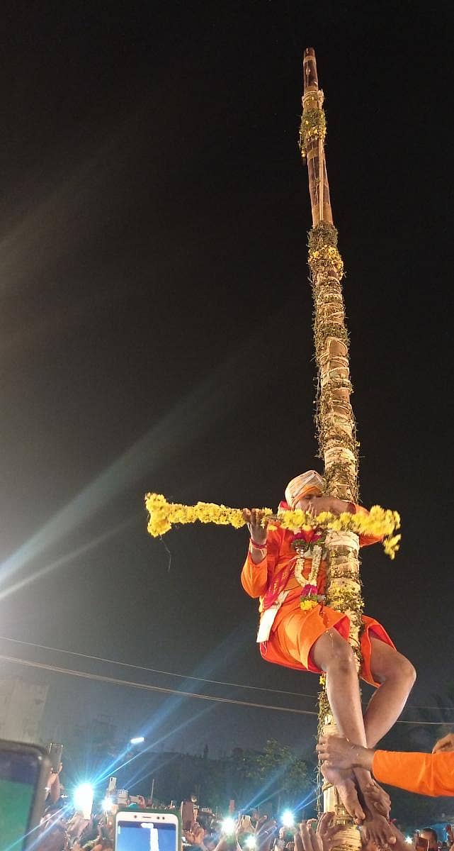 ಬೀರೂರು ಪಟ್ಟಣದ ಮಹಾನವಮಿ ಬಯಲಿನಲ್ಲಿ ಶನಿವಾರ ನಸುಕಿನ ಜಾವ ನಡೆದ ಮೈಲಾರಲಿಂಗಸ್ವಾಮಿಯವರ ಕಾರಣಿಕ ಮಹೋತ್ಸವದಲ್ಲಿ ಅರ್ಚಕ ದಶರಥ ಪೂಜಾರ್ ದೊಡ್ಡಬಿಲ್ಲಪ್ಪನನ್ನು ಏರಿ ಕಾರಣಿಕ ನುಡಿ ಆಡಿದರು.