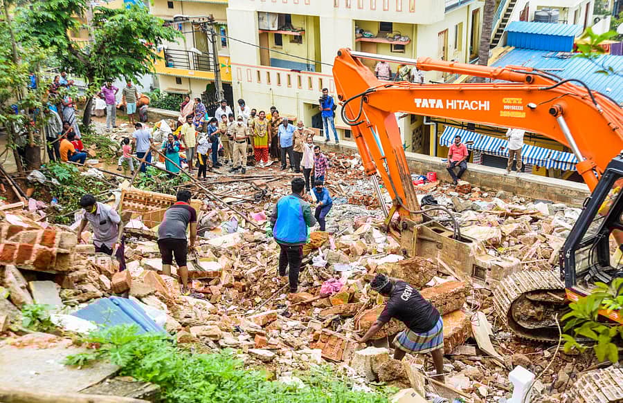 ಕಮಲಾನಗರದಲ್ಲಿ ನೆಲಸಮಗೊಳಿಸಿದ ಕಟ್ಟಡಗಳ ಅವಶೇಷಗಳ ಅಡಿ ಸಿಲುಕಿರುವ ವಸ್ತುಗಳನ್ನು ಹುಡುಕುತ್ತಿರುವ ಮನೆ ಕಳೆದುಕೊಂಡ ನಿವಾಸಿಗಳು –ಪ್ರಜಾವಾಣಿ ಚಿತ್ರಗಳು/ಎಂ.ಎಸ್.ಮಂಜುನಾಥ್