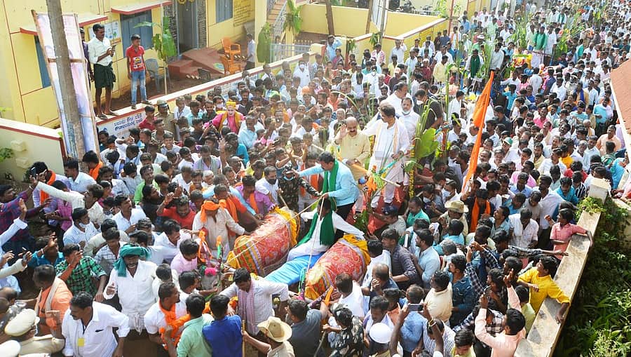 ಹೊನ್ನಾಳಿ ತಾಲ್ಲೂಕಿನ ಕುಂದೂರಿನಲ್ಲಿ ಕಂದಾಯ ಸಚಿವ ಆರ್‌. ಅಶೋಕ, ಜಿಲ್ಲಾಧಿಕಾರಿ ಮತ್ತು ಇತರ ಅಧಿಕಾರಿಗಳ ಗ್ರಾಮವಾಸ್ತವ್ಯ ಕಾರ್ಯಕ್ರಮಕ್ಕೆ ಚಾಲನೆ ನೀಡಲು ಬಂದ ಮುಖ್ಯಮಂತ್ರಿ ಬಸವರಾಜ ಬೊಮ್ಮಾಯಿ ಅವರನ್ನು ಸ್ಥಳೀಯ ಶಾಸಕ ಎಂ.ಪಿ. ರೇಣುಕಾಚಾರ್ಯ ಅವರು ಎತ್ತಿನ ಗಾಡಿಯಲ್ಲಿ ಕರೆದುಕೊಂಡು ಬಂದರು. ಪ್ರಜಾವಾಣಿ ಚಿತ್ರ– ಸತೀಶ ಬಡಿಗೇರ್‌