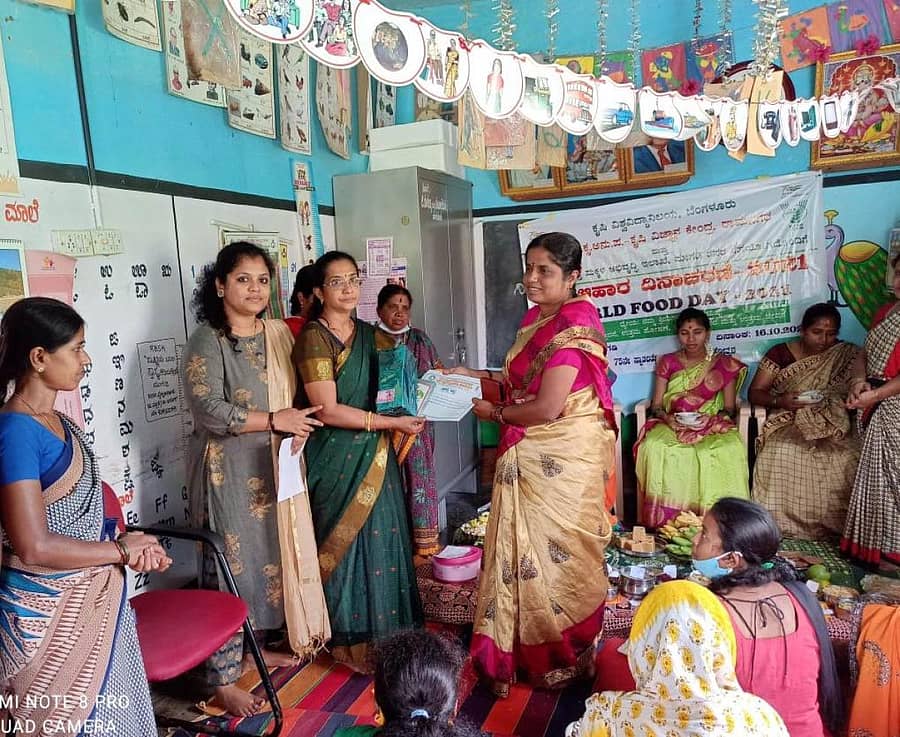 ಮಾಗಡಿ ತಾಲ್ಲೂಕಿನ ಕಲ್ಯದಲ್ಲಿ ಕೆವಿಕೆಯಿಂದ ನಡೆದ ವಿಶ್ವ ಆಹಾರ ದಿನಾಚರಣೆಯಲ್ಲಿ ಪೌಷ್ಟಿಕ ಆಹಾರ ತಯಾರಿಸಿದ ನಿರ್ಮಲಾ, ವಿದ್ಯಾ, ಅನುಸೂಯ ಅವರಿಗೆ ವಿಜ್ಞಾನಿ ಡಾ.ಲತಾ ಆರ್. ಕುಲಕರ್ಣೀ ಬಹುಮಾನ ವಿತರಿಸಿದರು. ವಿಜ್ಞಾನಿ ಡಾ.ಸೌಜನ್ಯ ಇದ್ದರು