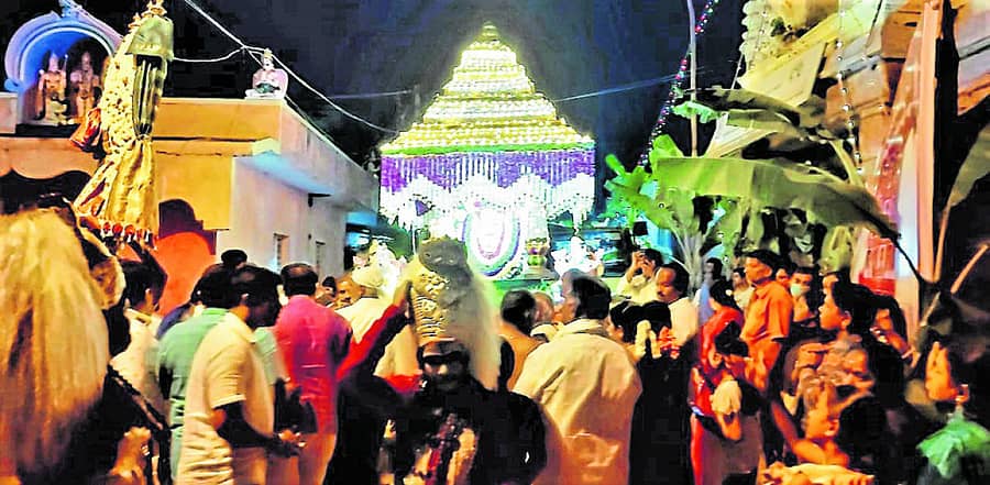 ಹಾರೋಹಳ್ಳಿಯಲ್ಲಿ ಶುಕ್ರವಾರ ರಾತ್ರಿ ನಡೆದ ದಸರಾ ಮಹೋತ್ಸವದಲ್ಲಿ ಚಾಮುಂಡೇಶ್ವರಿ ದೇವಿಯ ಮುತ್ತಿನ ಪಲ್ಲಕ್ಕಿ ಮೆರವಣಿಗೆ ನಡೆಯಿತು