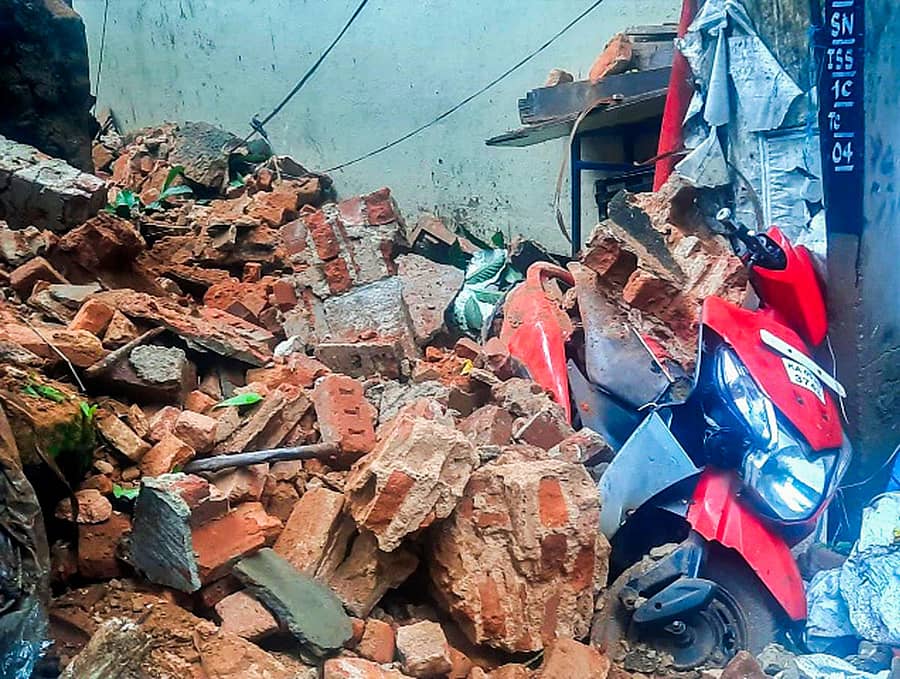 ನಿರಂತರ ಮಳೆಯಿಂದ ಹಾನಿಯಾಗಿ ಕಮರ್ಷಿಯಲ್ ಸ್ಟ್ರೀಟ್ನಲ್ಲಿ ಹಳೇ ಕಟ್ಟಡವೊಂದು ಶನಿವಾರ ಕುಸಿದು ಬಿದ್ದಿತು