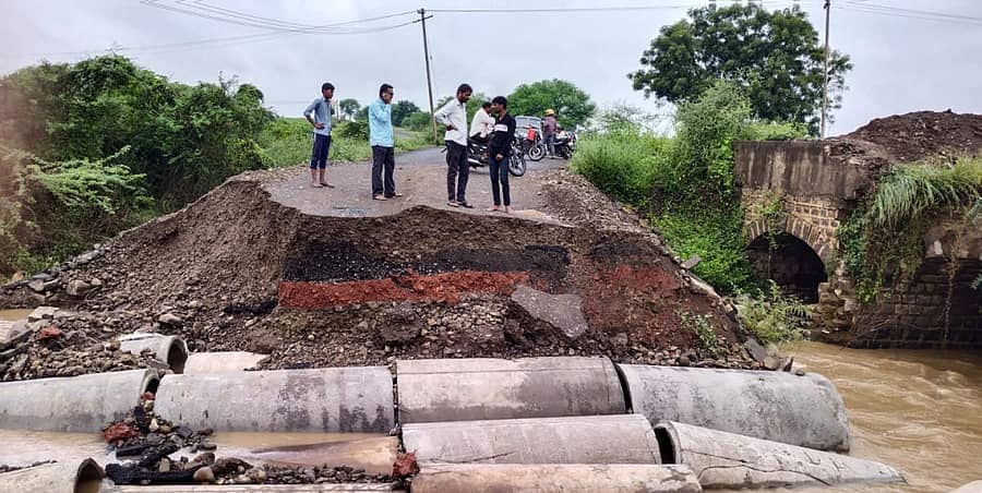 ಬೀದರ್ ಜಿಲ್ಲೆಯ ಹುಲಸೂರ ತಾಲ್ಲೂಕಿನ ಜಮಖಂಡಿ ಸಮೀಪದ ಹಳ್ಳದ ಸೇತುವೆ ಮಳೆಯ ಅಬ್ಬರಕ್ಕೆ ಕೊಚ್ಚಿ ಹೋಗಿದೆ
