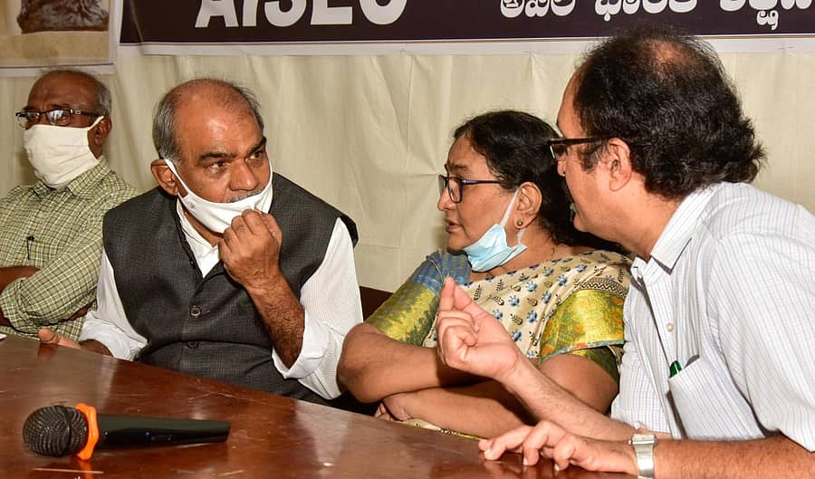 ನಗರದಲ್ಲಿ ಭಾನುವಾರ ನಡೆದ ‘ಶಿಕ್ಷಣ ಉಳಿಸಿ’ ಸಮ್ಮೇಳನದಲ್ಲಿ ಪ್ರೊ. ಟಿ.ಆರ್. ಚಂದ್ರಶೇಖರ್, ಪ್ರೊ.ಎಸ್.ಜಿ. ಸಿದ್ಧರಾಮಯ್ಯ, ಕೆ.ಉಮಾ, ವಿ.ಎನ್. ರಾಜಶೇಖರ್ ಭಾಗವಹಿಸಿದ್ದರು –ಪ್ರಜಾವಾಣಿ ಚಿತ್ರ