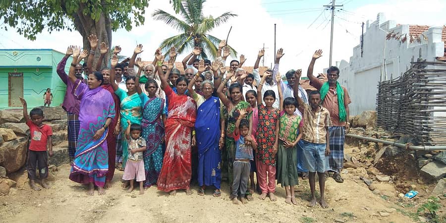 ಗ್ರಾಮಕ್ಕೆ ಮೂಲ ಸೌಕರ್ಯ ಕಲ್ಪಿಸದಿದ್ದರೆ ಜಿಲ್ಲಾ ಹಾಗೂ ತಾಲ್ಲೂಕು ಪಂಚಾಯಿತಿ ಚುನಾವಣೆ ಬಹಿಷ್ಕರಿಸುವುದಾಗಿ ಚಂಗಡಿ ಗ್ರಾಮಸ್ಥರು 2016ರಲ್ಲಿ ಪ್ರತಿಭಟನೆ ನಡೆಸಿದ್ದ ಸಂದರ್ಭದ ಸಂಗ್ರಹ ಚಿತ್ರ