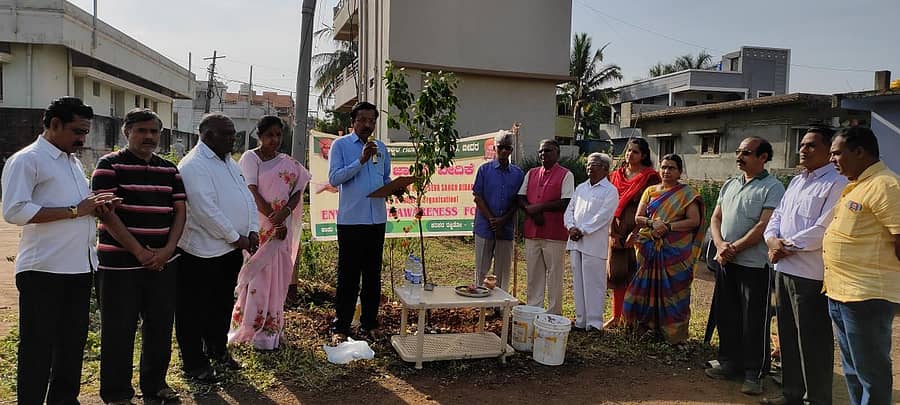 ಬೀದರ್‌ನಲ್ಲಿ ವಿಜಯ ದಶಮಿ ಅಂಗವಾಗಿ ಆಯೋಜಿಸಿದ್ದ ಸಸಿ ನೆಡುವ ಕಾರ್ಯಕ್ರಮದಲ್ಲಿ ಸಾಹಿತಿ ಶಿವಕುಮಾರ ಕಟ್ಟೆ ಮಾತನಾಡಿದರು. ವೀರಭದ್ರ ಉಪ್ಪಿನ, ಚಂದ್ರಕಲಾ ಮಲಶೆಟ್ಟಿ, ದೇವೇಂದ್ರ ಕಮಲ, ಪ್ರೊ.ಎಸ್.ವಿ.ಕಲ್ಮಠ ಇದ್ದಾರೆ