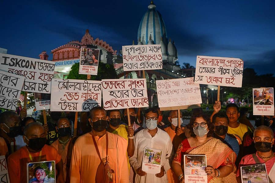 ಬಾಂಗ್ಲಾದೇಶದಲ್ಲಿ ಹಿಂದೂಗಳ ಮೇಲೆ ನಡೆದ ಹಿಂಸಾಚಾರವನ್ನು ಖಂಡಿಸಿ ಸಿಲಿಗುರಿಯ ಇಸ್ಕಾನ್ ದೇಗುಲದ ಹೊರಗೆ ಪ್ರತಿಭಟನಕಾರರು ಪ್ರತಿಭಟನೆ ನಡೆಸಿದರು– ಎಎಫ್ಪಿ ಚಿತ್ರ