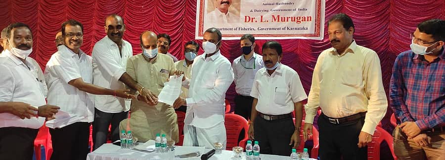 ಮಲ್ಪೆಯ ಮೀನುಗಾರಿಕಾ ಬಂದರಿಗೆ ಭಾನುವಾರ ಭೇಟಿನೀಡಿದ ಕೇಂದ್ರದ ಮೀನುಗಾರಿಕೆ ಹಾಗೂ ಪಶುಸಂಗೋಪನಾ ರಾಜ್ಯ ಖಾತೆ ಸಚಿವ ಡಾ.ಎಲ್‌.ಮುರುಗನ್ ಅವರಿಗೆ ಮೀನುಗಾರರು ಹಲವು ಬೇಡಿಕೆಗಳ ಈಡೇರಿಕೆಗೆ ಮನವಿ ಸಲ್ಲಿಸಿದರು.