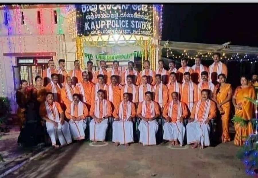 ಕೇಸರಿ ಧಿರಿಸಲ್ಲಿ ಕಾಪು ಠಾಣೆಯ ಸಿಬ್ಬಂದಿ ಹಾಗೂ ಅಧಿಕಾರಿಗಳು