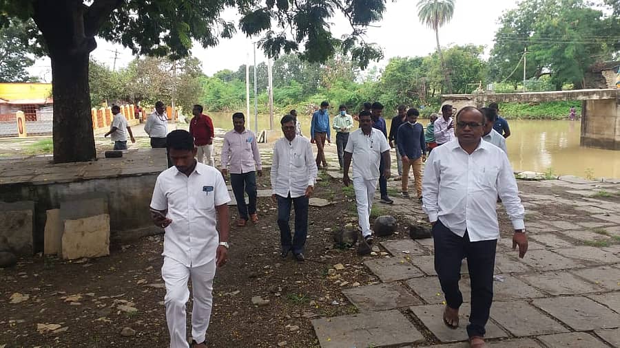 ವಿಜ್ಞಾನಿಗಳ ತಂಡ ಕಲಬುರಗಿ ಜಿಲ್ಲೆಯ ಕಾಳಗಿ ಪಟ್ಟಣದಲ್ಲಿ ಪರಿಶೀಲನೆ ನಡೆಸಿತು