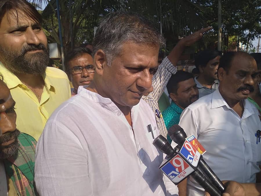 ಮಾಧ್ಯಮಗಳ ಜೊತೆ ಮಾತನಾಡಿದ ಶಾಸಕ ಅರವಿಂದ ಬೆಲ್ಲದ