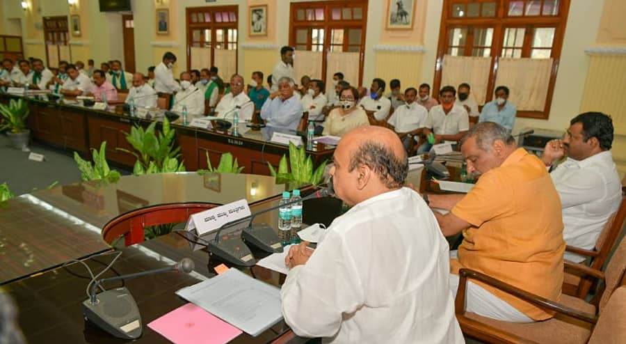 ಮುಖ್ಯಮಂತ್ರಿ ಬಸವರಾಜ ಬೊಮ್ಮಾಯಿ ಅಧ್ಯಕ್ಷತೆಯಲ್ಲಿ ಸೋಮವಾರ ಸಭೆ ನಡೆಯಿತು