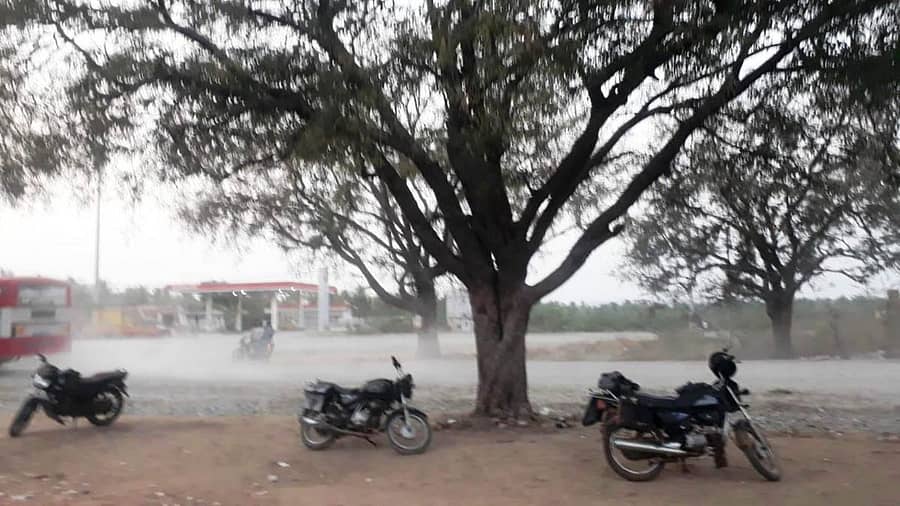 ಎಸ್ಎಲ್ಆರ್ ಬಂಕ್ ಬಳಿ ಕಾಮಗಾರಿ ನಿರ್ಮಾಣದಿಂದಾಗಿ ದೂಳು ತುಂಬಿಕೊಂಡಿರುವುದು