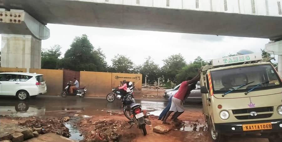 ಮದ್ದೂರು ಪಟ್ಟಣದ ವ್ಯಾಪ್ತಿಯಲ್ಲಿ ಫ್ಲೈಓವರ್ ಕಾಮಗಾರಿ ನಡೆಯುತ್ತಿರುವುದರಿಂದ ಹೆದ್ದಾರಿಯಲ್ಲಿ ಹಾಗೂ ಪಟ್ಟಣದ ಒಳ ಪ್ರದೇಶ ಸಂಪರ್ಕಿಸುವ ರಸ್ತೆಗಳು ಹದಗೆಟ್ಟಿದ್ದು, ವಾಹನ ಸವಾರರು ತೊಂದರೆ ಅನುಭವಿಸುತ್ತಿದ್ದಾರೆ