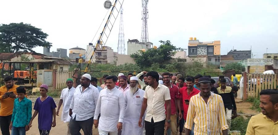 ಗಾಂಧಿನಗರ ರೈಲ್ವೆ ನಿಲ್ದಾಣದ ಬಳಿ ಕಾಂಗ್ರೆಸ್ ಮುಖಂಡ ಕೆ.ಟಿ. ಶಾಂತಕುಮಾರ್ ನೇತೃತ್ವದಲ್ಲಿ ಸ್ಥಳೀಯ ಮುಖಂಡರು ಪ್ರತಿಭಟನೆ ನಡೆಸಿದರು. ನಾಸಿರ್ ಖಾನ್, ಮೆಹಬೂಬ್ ಖಾನ್, ಆಸಿಫ್, ಯಾಸಿನ್, ಇಮ್ರಾನ್, ಕಲಂದರ್, ಮೋಹನ್ ಬಾಬು, ಮಹಮದ್ ಬಿಲಾಲ್, ಫಹಾದ್ ಹಾಜರಿದ್ದರು