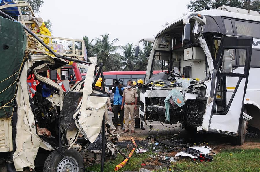 ತುಮಕೂರು ಹೊರವಲಯದ ಸಿದ್ಧಾರ್ಥ ನಗರ ಸಮೀಪ ಭಾನುವಾರ ನಡೆದ ಅಪಘಾತದಲ್ಲಿ ಬಸ್–ಟೆಂಪೊ ನಜ್ಜುಗುಜ್ಜಾಗಿರುವುದು