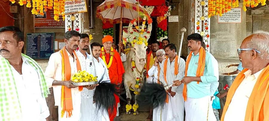 ಹುಳಿಯಾರು ಹೋಬಳಿಯ ಯಳನಡು ಗ್ರಾಮದಲ್ಲಿ ಗುರುಸಿದ್ದರಾಮೇಶ್ವರ ಸ್ವಾಮಿಯ ದಸರಾ ಮಹೋತ್ಸವ ನಡೆಯಿತು