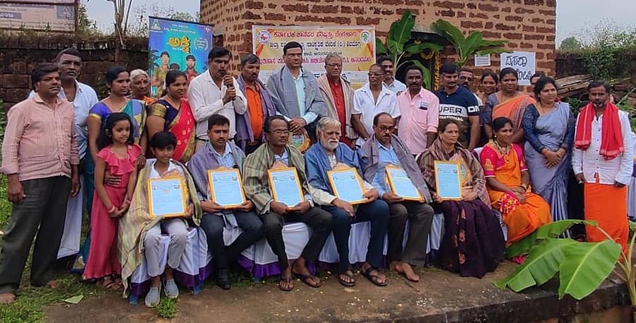 ಆನಂದಪುರದಲ್ಲಿ ಭಾನುವಾರ ಕರ್ನಾಟಕ ಜಾನಪದ ಪರಿಷತ್ ಹಾಗೂ ಸಾಹಿತ್ಯ ಸಾಂಸ್ಕೃತಿಕ ವೇದಿಕೆಯಿಂದ ಆಯೋಜಿಸಿದ್ದ ದಸರಾ ಪಾರಂಪರಿಕ ಕವಿಗೋಷ್ಠಿ ಮತ್ತು ಸಾಧಕರಿಗೆ ಸನ್ಮಾನ ಕಾರ್ಯಕ್ರಮ ನಡೆಯಿತು.