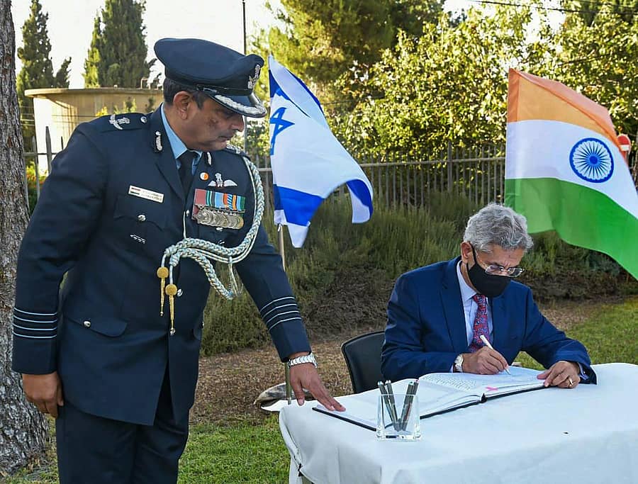 ಇಸ್ರೇಲ್ಗೆ ಭೇಟಿ ನೀಡಿರುವ ವಿದೇಶಾಂಗ ವ್ಯವಹಾರಗಳ ಸಚಿವ ಎಸ್.ಜೈಶಂಕರ್, ಜೆರುಸಲೆಂನ ತಾಲ್ಪಿಯಟ್ನಲ್ಲಿ ಇರುವ ಭಾರತೀಯ ಸ್ಮಶಾನಕ್ಕೆ ಭೇಟಿ ಣೀಡಿದ್ದು, ವಿಶ್ವಯುದ್ಧ 1ರಲ್ಲಿ ಮೃತಪಟ್ಟಿದ್ದ ಭಾರತೀಯ ಯೋಧರಿಗೆ ಸಂತಾಪ ಸಲ್ಲಿಸಿ ಸಂದೇಶ ಬರೆದರು.