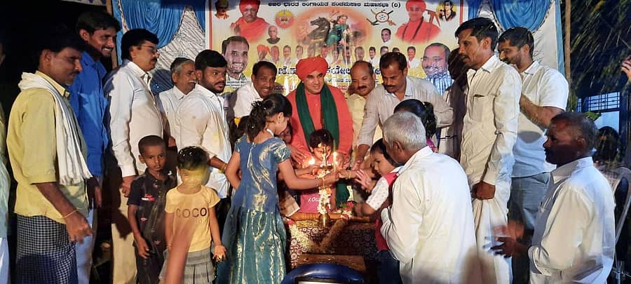 ಉಚ್ಚಂಗಿದುರ್ಗ ಸಮೀಪದ ಚಿಕ್ಕಮೇಗಳಗೆರೆ ಗ್ರಾಮದಲ್ಲಿ ಹಮ್ಮಿಕೊಂಡಿದ್ದ ಪ್ರತಿಜ್ಞಾ ಪಂಚಾಯತ್ ಬೃಹತ್ ಗ್ರಾಮ ಸಮಾವೇಶವನ್ನು ಬಸವ ಜಯಮೃತ್ಯುಂಜಯ ಸ್ವಾಮೀಜಿ ಉದ್ಘಾಟಿಸಿದರು.