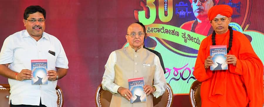 ಶಿವಮೂರ್ತಿ ಮುರುಘಾ ಶರಣರು ರಚಿಸಿರುವ ‘ಜರ್ನಿ ಆಫ್‌ ಮೈಸ್ಟಿಕ್ ಎಕ್ಸ್‌ಪಿರಿಯನ್ಸ್‌’ ಪುಸ್ತಕವನ್ನು ಬಾಹ್ಯಾಕಾಶ ವಿಜ್ಞಾನಿ ಡಾ.ಕೆ. ಕಸ್ತೂರಿ ರಂಗನ್‌ ಅವರು ಶರಣ ಸಂಸ್ಕೃತಿ ಉತ್ಸವದಲ್ಲಿ ಲೋಕಾರ್ಪಣೆ ಮಾಡಿದರು. ಉತ್ಸವ ಸಮಿತಿ ಕಾರ್ಯಾಧ್ಯಕ್ಷ ಕೆ.ಎಸ್. ನವೀನ್ ಇದ್ದರು.