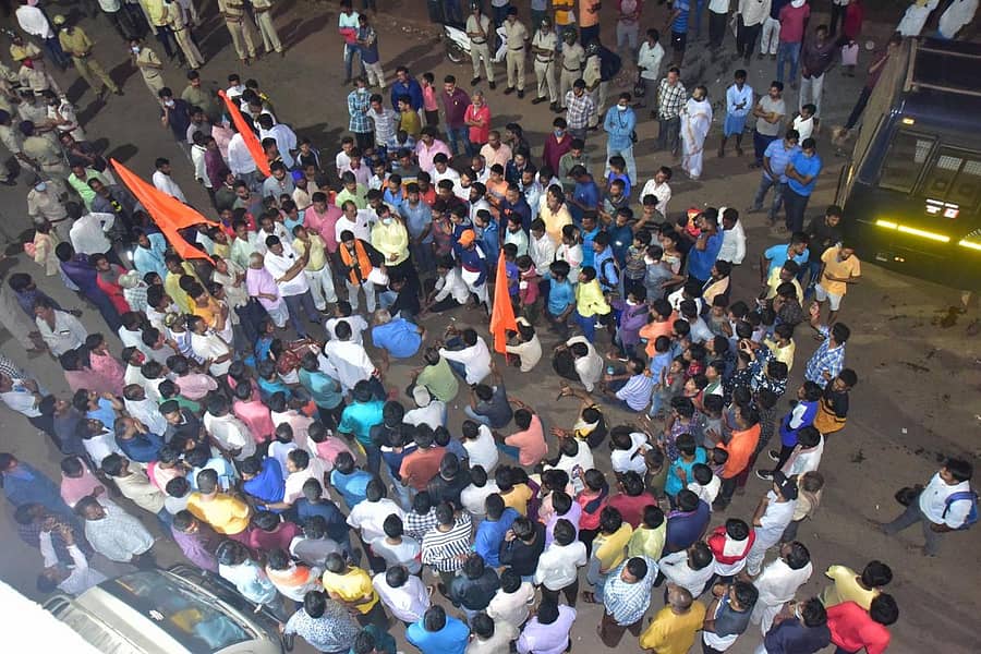 ಮತಾಂತರಕ್ಕೆ ಪ್ರಚೋದನೆ ನೀಡಿದ ಆರೋಪಿಯನ್ನು ಬಂಧಿಸುವಂತೆ ಒತ್ತಾಯಿಸಿ ವಿವಿಧ ಸಂಘಟನೆಗಳ ಪದಾಧಿಕಾರಿಗಳು ಭಾನುವಾರ ರಾತ್ರಿ ಹುಬ್ಬಳ್ಳಿ–ಧಾರವಾಡ ರಸ್ತೆಯಲ್ಲಿ ಪ್ರತಿಭಟಿಸಿದರು