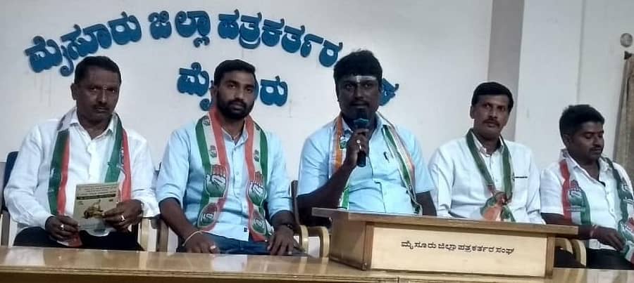 ಮೈಸೂರಿನಲ್ಲಿ ಸೋಮವಾರ ನಡೆದ ಸುದ್ದಿಗೋಷ್ಠಿಯಲ್ಲಿ ‘ಮೈಸೂರು ನಗರ ಜಿಲ್ಲಾ ಕಾಂಗ್ರೆಸ್ ಸಮಿತಿ’ಯ ಪರಿಶಿಷ್ಟ ಪಂಗಡ ವಿಭಾಗದ ಅಧ್ಯಕ್ಷ ಎಸ್.ರೋಹಿತ್ ಮಾತನಾಡಿದರು