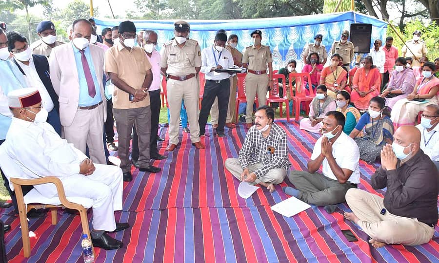 ಧಾರವಾಡದ ಕೃಷಿ ವಿಶ್ವವಿದ್ಯಾಲಯದ ಆಡಳಿತ ಕಚೇರಿ ಎದುರು ಮುಷ್ಕರ ನಿರತ ಶಿಕ್ಷಕರ ಪೆಂಡಾಲಿಗೆ ಸೋಮವಾರ ಭೇಟಿ ನೀಡಿದ ಥಾವರಚಂದ ಗೆಹಲೋತ್ ಅಹವಾಲು ಆಲಿಸಿದರು. ಕುಲಪತಿ ಡಾ. ಮಹಾದೇವ ಬ. ಚೆಟ್ಟಿ ಹಾಗೂ ಇತರ ಅಧಿಕಾರಿಗಳು ಇದ್ದಾರೆ.